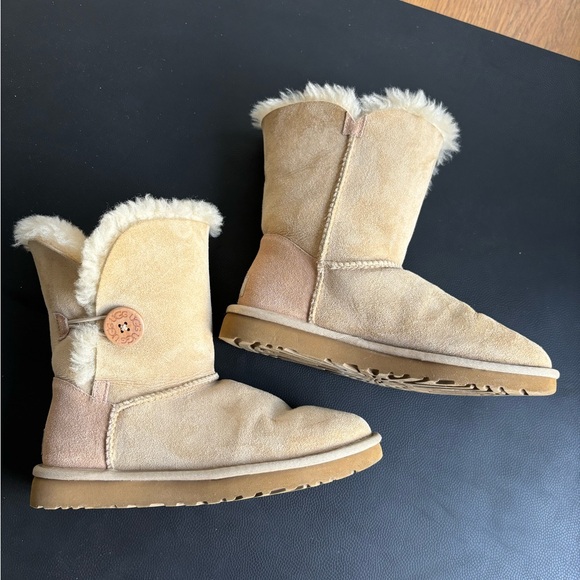 ORIGINAL Ugg Australia! Bailey Button size 7 in color sand - Picture 1 of 8